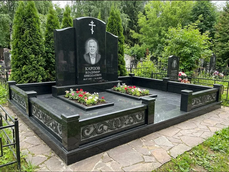 Памятник из чёрного гранита — двойная семейная стела с крестом на Голгофе, работа «Тихонов» в Казани