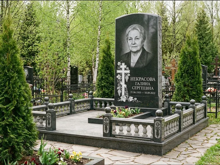 Памятник из чёрного гранита — стела с крестом и книгой с крестом с распятием, работа «Савельева» в Казани