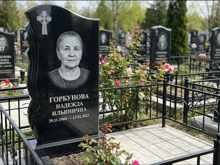 Памятник из чёрного гранита — высокий обелиск с кельтским крестом, работа «Одинцова» в Казани