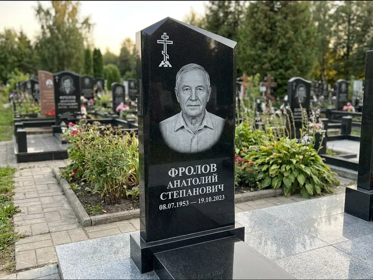 Памятник из чёрного гранита — стела со столиком и скамьёй с крестом на Голгофе, работа «Верещагин» в Казани