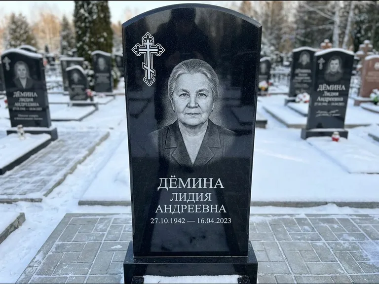Памятник из чёрного гранита — стела домиком с крестом в лучах, работа «Селезнёва» в Казани