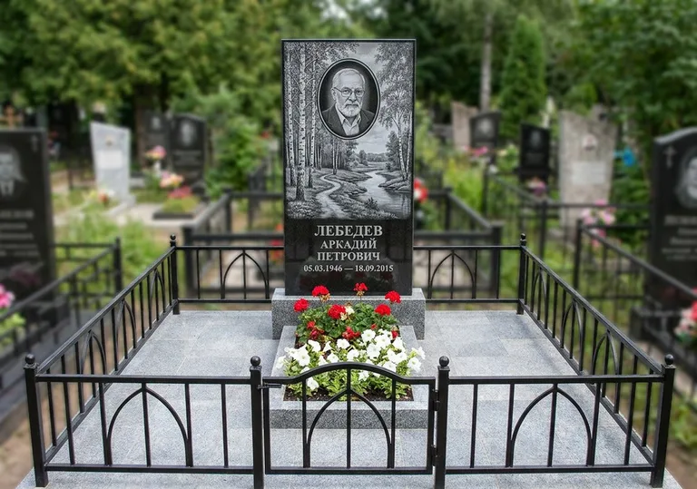 Памятник с гравировкой берёзовой рощи, портретом и надписью в Казани