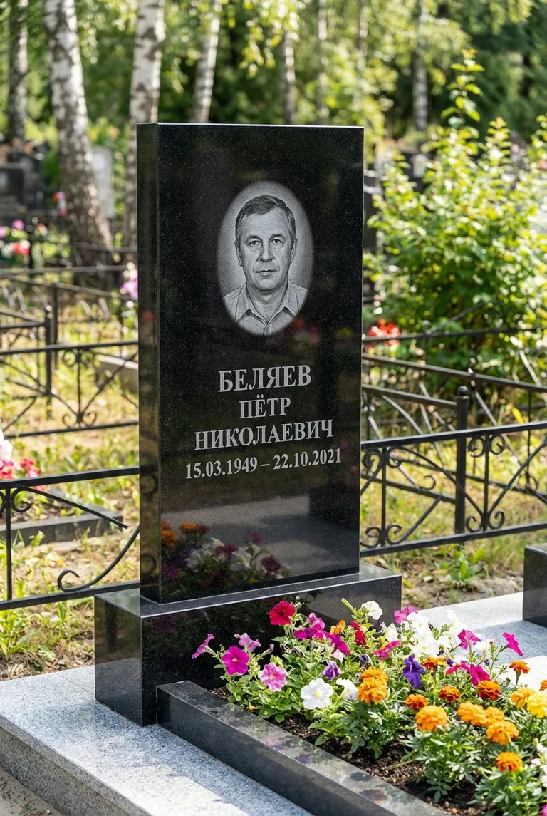 Вертикальный чёрный гранитный памятник под ключ с цветником в Казани