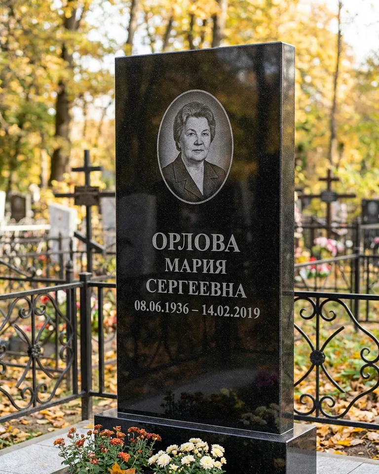 Вертикальный серый гранитный памятник под ключ, осень в Казани