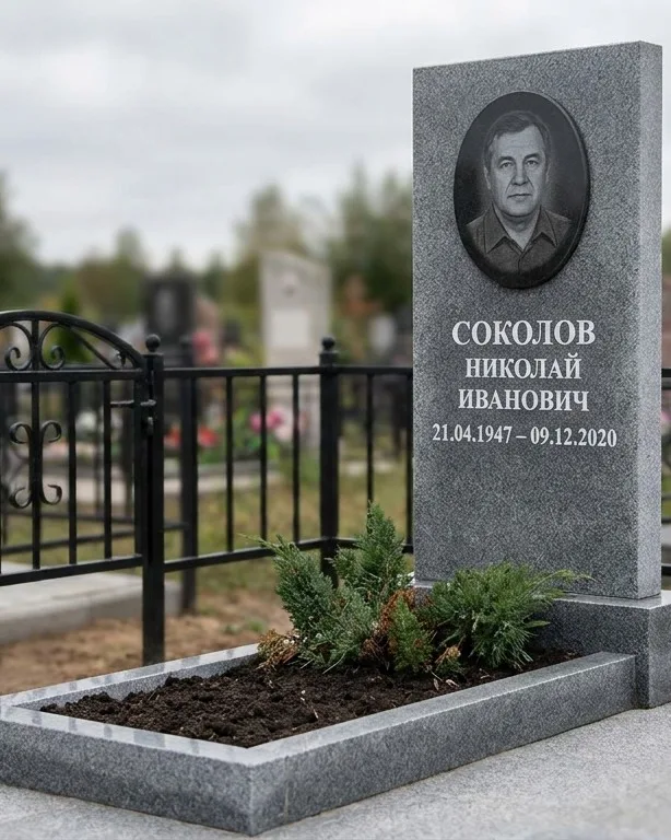 Чёрный памятник под ключ на гранитном цоколе в Казани