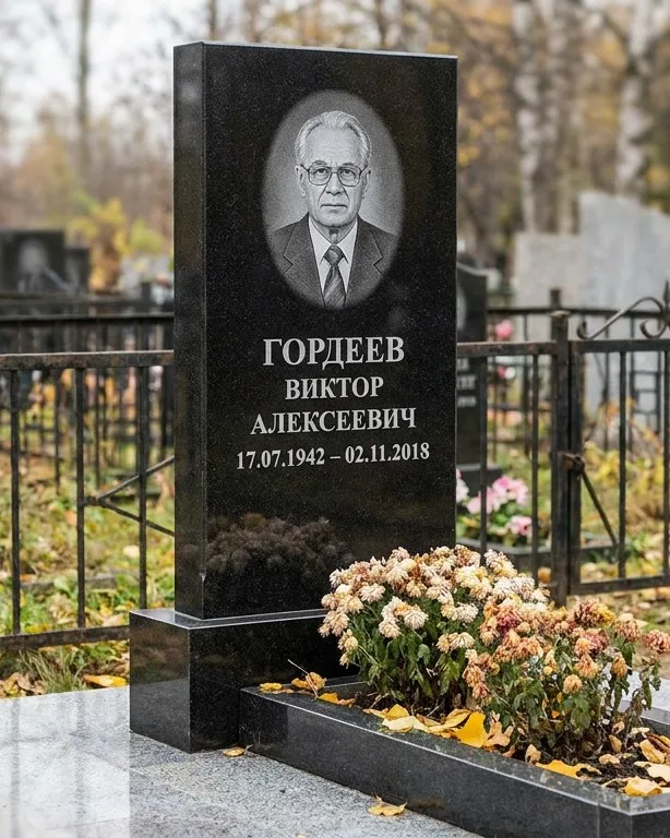Памятник под ключ с гранитным цоколем и плиткой в Казани