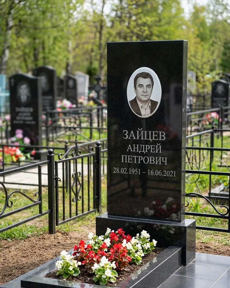 Памятник под ключ с гранитной вазой и цветами в Казани