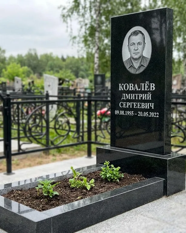 Горизонтальный серый памятник под ключ, осень в Казани