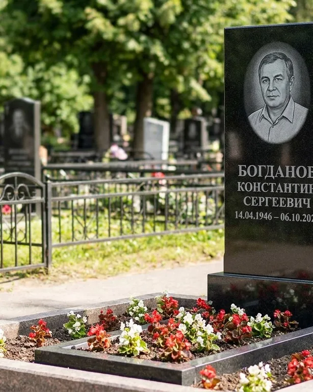 Низкий горизонтальный памятник под ключ с цветником в Казани