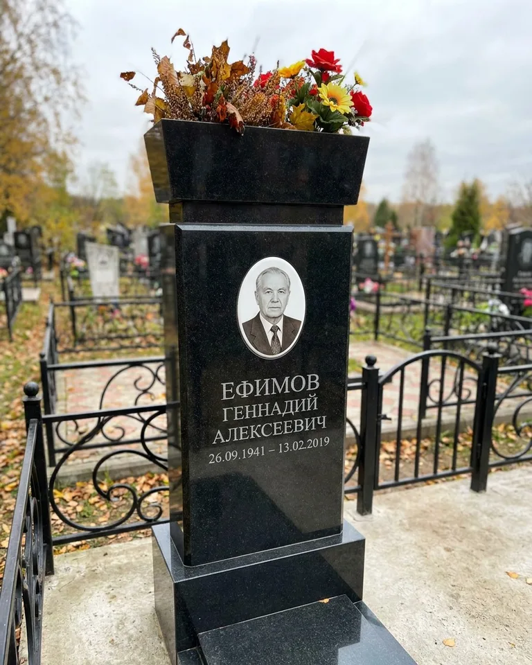 Двойной семейный памятник под ключ с портретами в Казани
