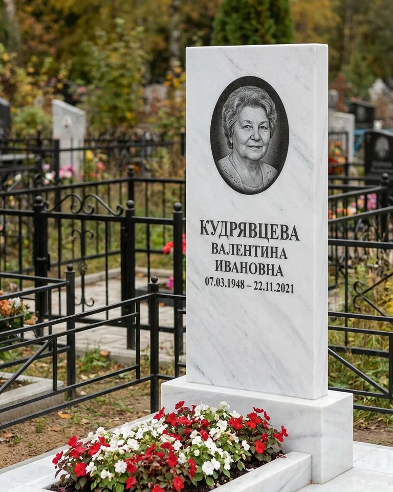 Двойной памятник под ключ с цоколем и плиткой в Казани