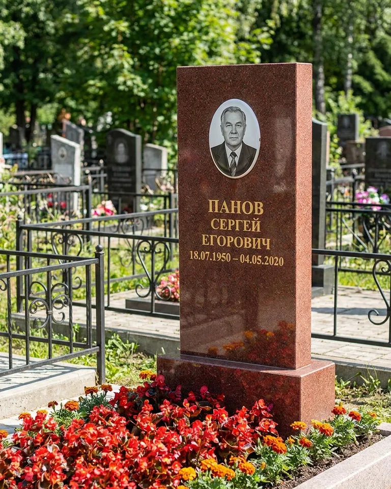 Двойной серый памятник под ключ с вазой в Казани