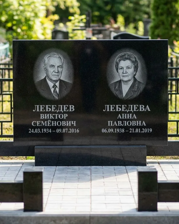 Памятник под ключ из красного гранита в Казани