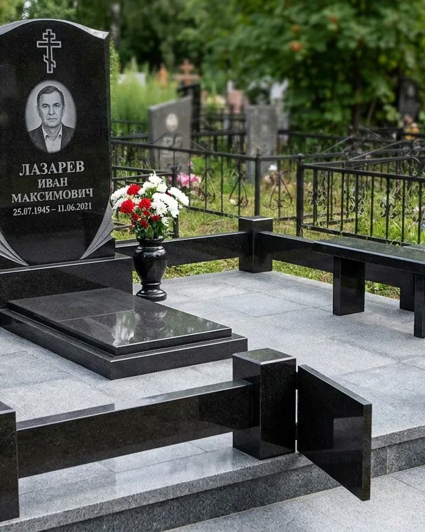 Памятник под ключ зимой с венком в Казани
