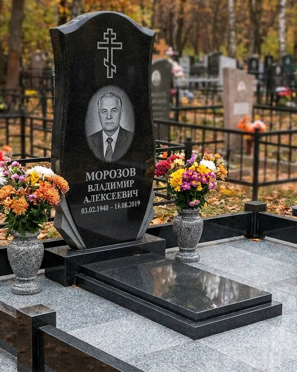Памятник под ключ со скамьёй и мощением в Казани