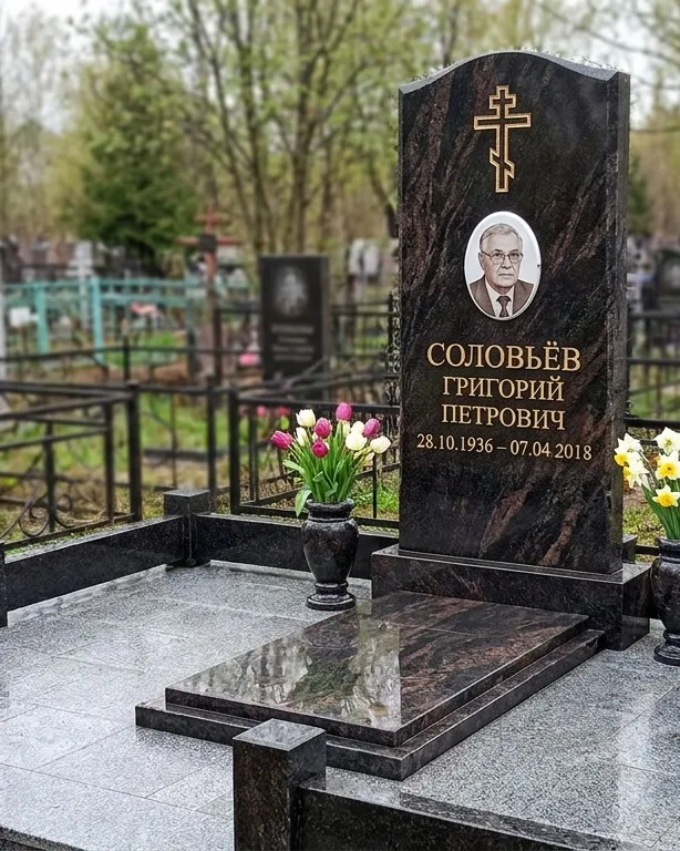 Памятник под ключ с гранитным цоколем и вазой, осень в Казани