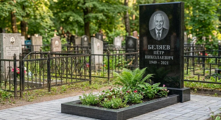 Памятник под ключ в Казани — гранитная стела с цветником и благоустройством, установлен под ключ