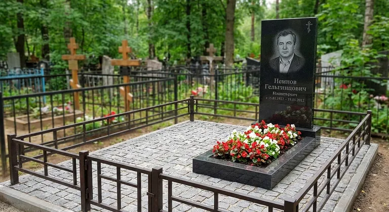 Памятник под ключ с цветником и благоустройством в Казани