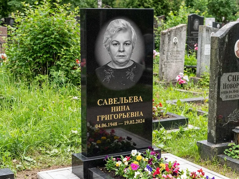 Портрет на памятнике в Казани — Паспортное фото восстановили и награвировали на чёрной стеле