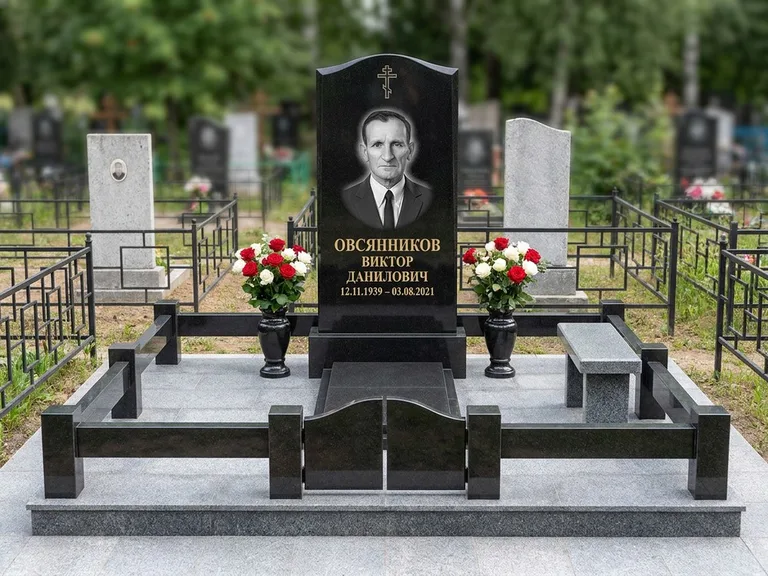 Портрет на памятнике в Казани — Старый снимок → гравировка на премиум-комплексе с плиткой и оградой