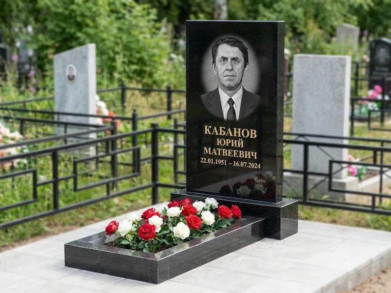 Портрет на памятнике в Казани — Старый снимок → гравировка на вертикальной стеле