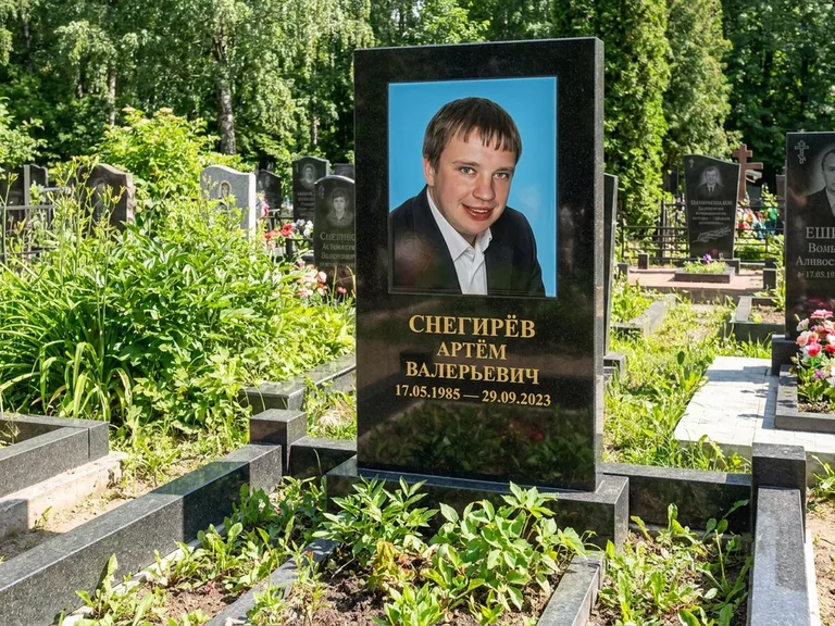 Портрет на памятнике в Казани — Цветное фото → прямоугольная фотокерамика на чёрном граните