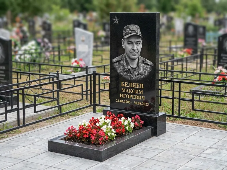 Портрет на памятнике в Казани — Военное фото → цветная фотокерамика, гравированная звезда