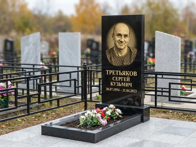 Портрет на памятнике в Казани — Восстановленный портрет → гравировка на вертикальной стеле