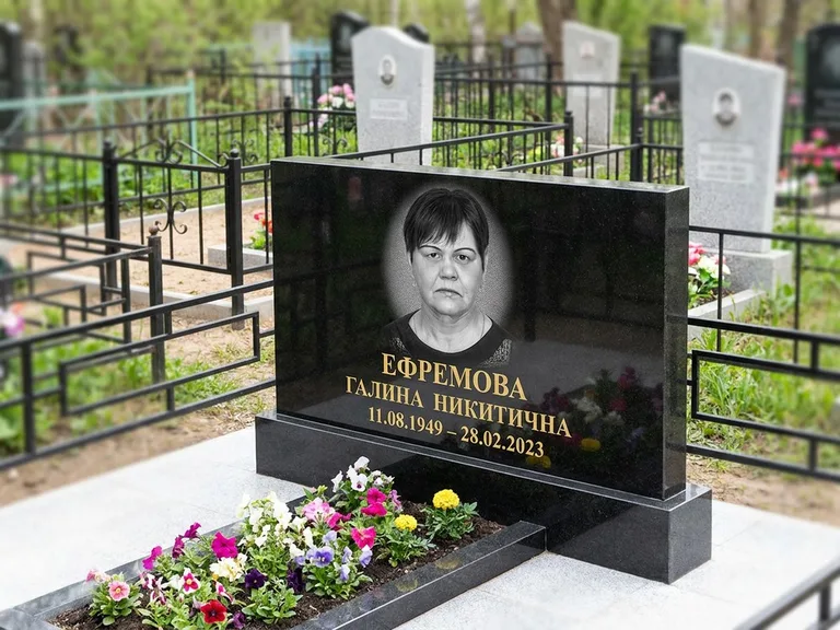Портрет на памятнике в Казани — Ч/б портрет → гравировка на горизонтальном памятнике