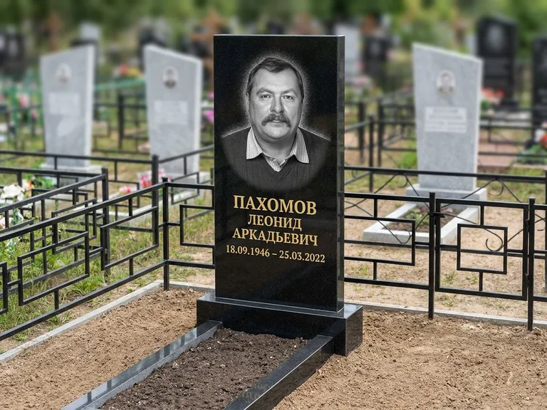 Портрет на памятнике в Казани — Маленькое фото → гравировка на простом бюджетном памятнике