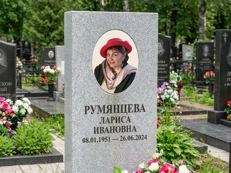 Портрет на памятнике в Казани — Цветной портрет → овальная фотокерамика на светлом камне