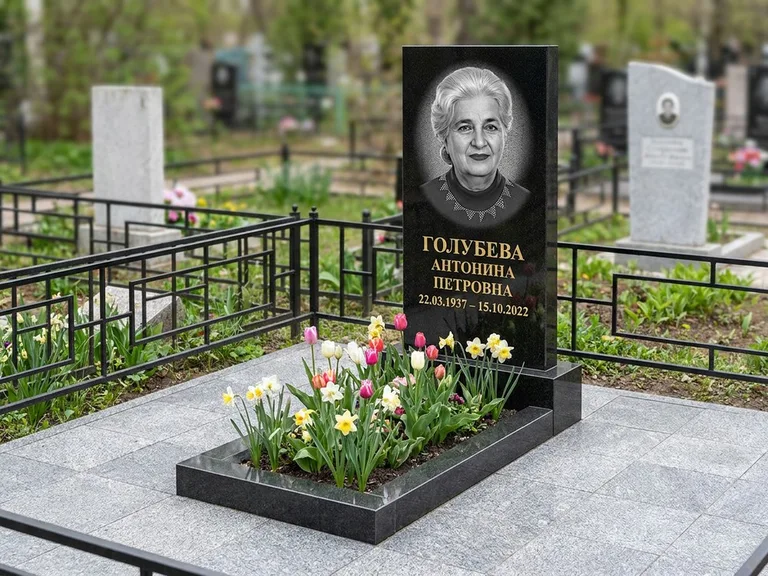 Портрет на памятнике в Казани — Выцветший скан восстановили и награвировали на стеле