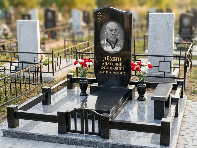 Портрет на памятнике в Казани — Реставрация → гравировка на премиум-комплексе