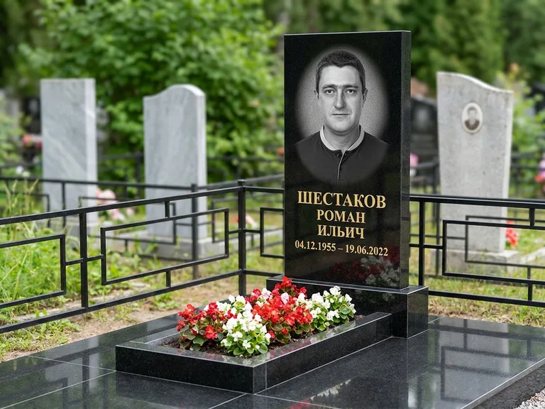 Портрет на памятнике в Казани — Ч/б портрет → гравировка на стеле
