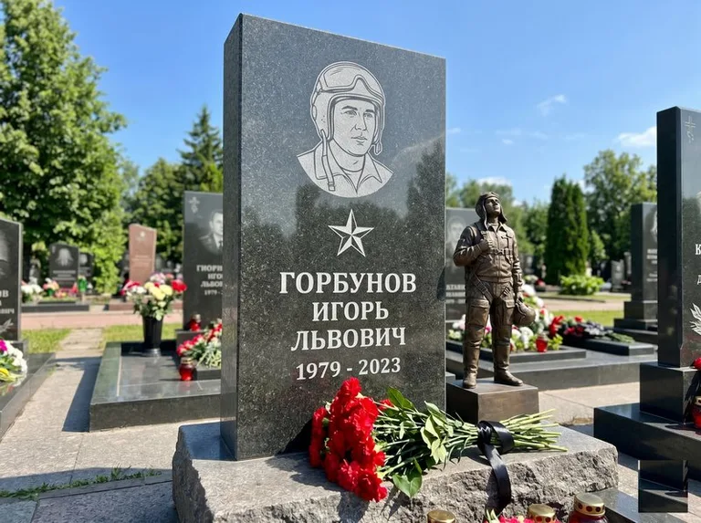 Гранитная фигура лётчика на памятнике военному со звездой в Казани