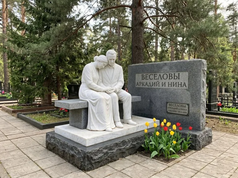 Мраморная скорбящая пара на эксклюзивном мемориале в Казани