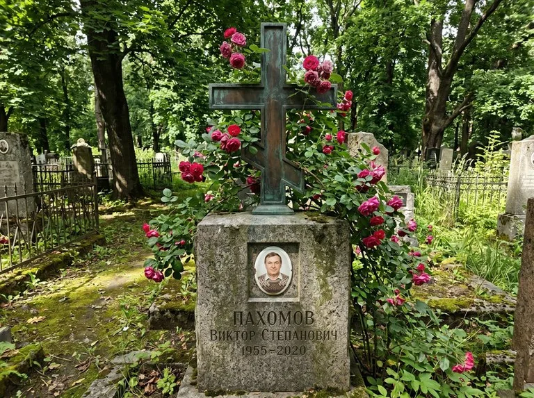 Бронзовый крест с розами на гранитной плите в Казани
