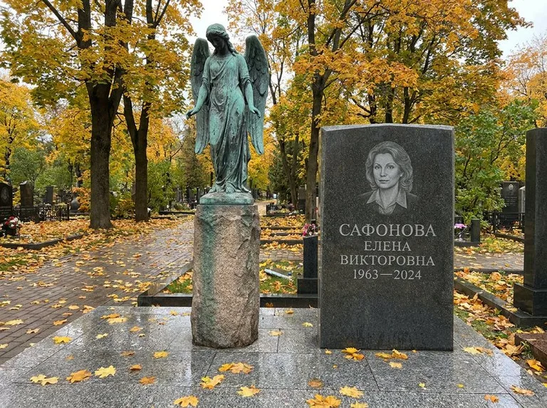 Бронзовый ангел на колонне рядом с памятником в Казани