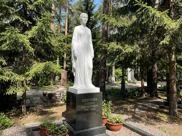 Ростовая женская фигура с портретным сходством на мемориале в Казани