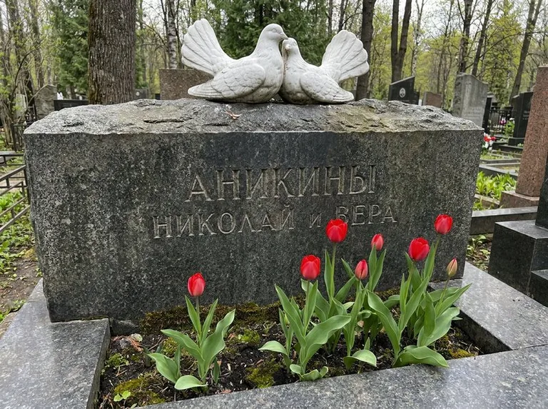 Пара голубей из литьевого мрамора на гранитной плите в Казани
