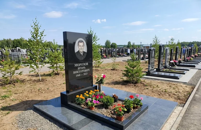 Уборка могилы со скамьёй до и после в Казани