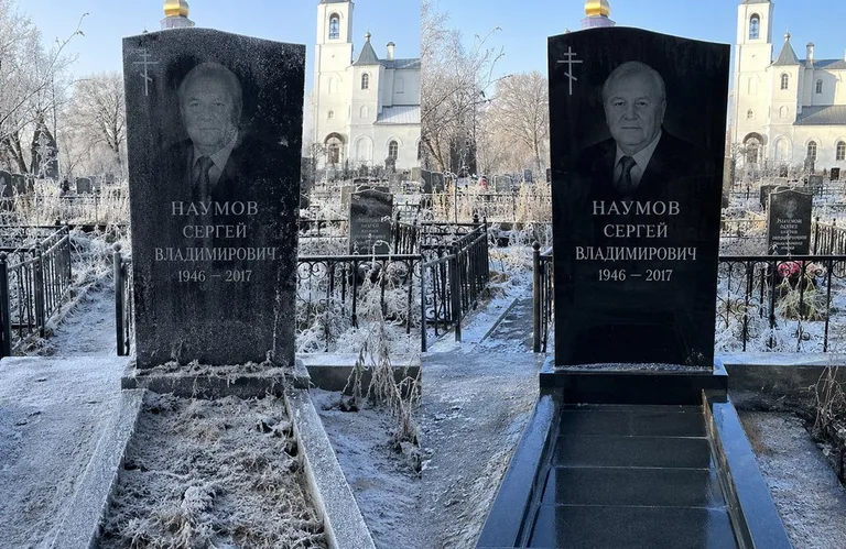 Диптих №18: могила с деревянным крестом и низкой оградкой — выполота трава в Казани