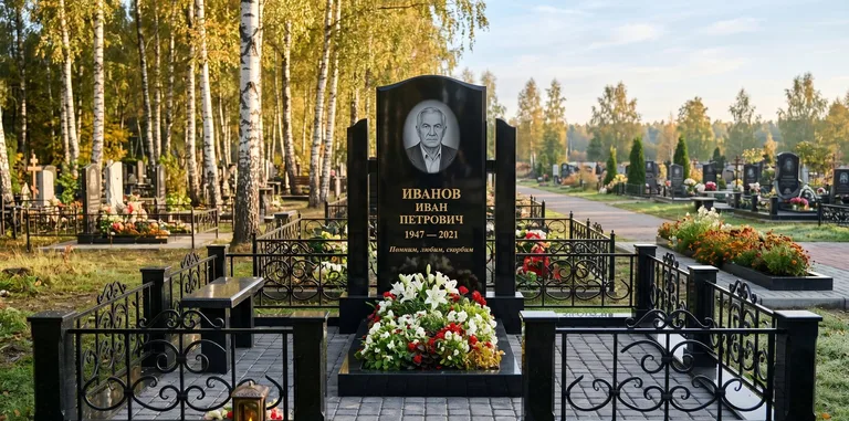 Мемориальный комплекс с цветником и оградой в Казани