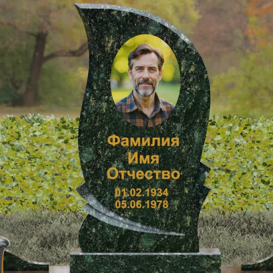 Гранитный вертикальный памятник в Набережных Челнах, гранит Балтик грин