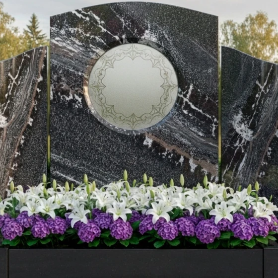 Гранитный памятник — свиток с круглой нишей, гранит амфиболит, в Москве