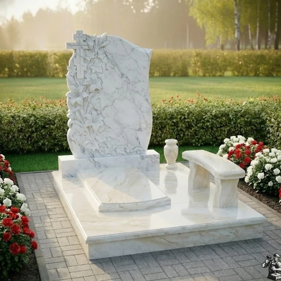 Гранитный мемориальный комплекс с крестом в Новокузнецке, мрамор Тассос