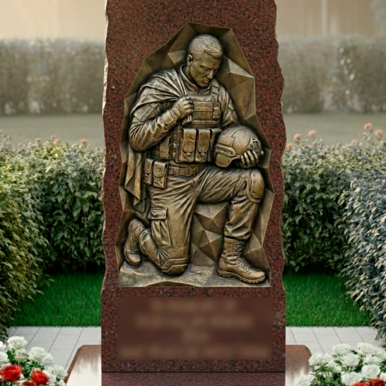 Гранитный памятник с вертикальной ориентацией в Ижевске, гранит Лезниковский