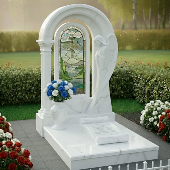 Мемориальный комплекс с витражом и ангелом из мрамора, мрамор Тассос, в Санкт-Петербурге