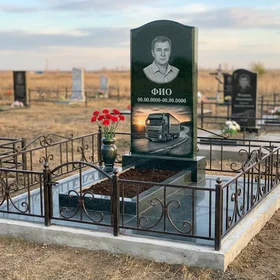 Гранитный памятник дальнобойщику с аркой с магистральным тягачом