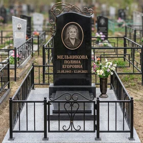 Строгий гранитный памятник с бронзовыми деталями